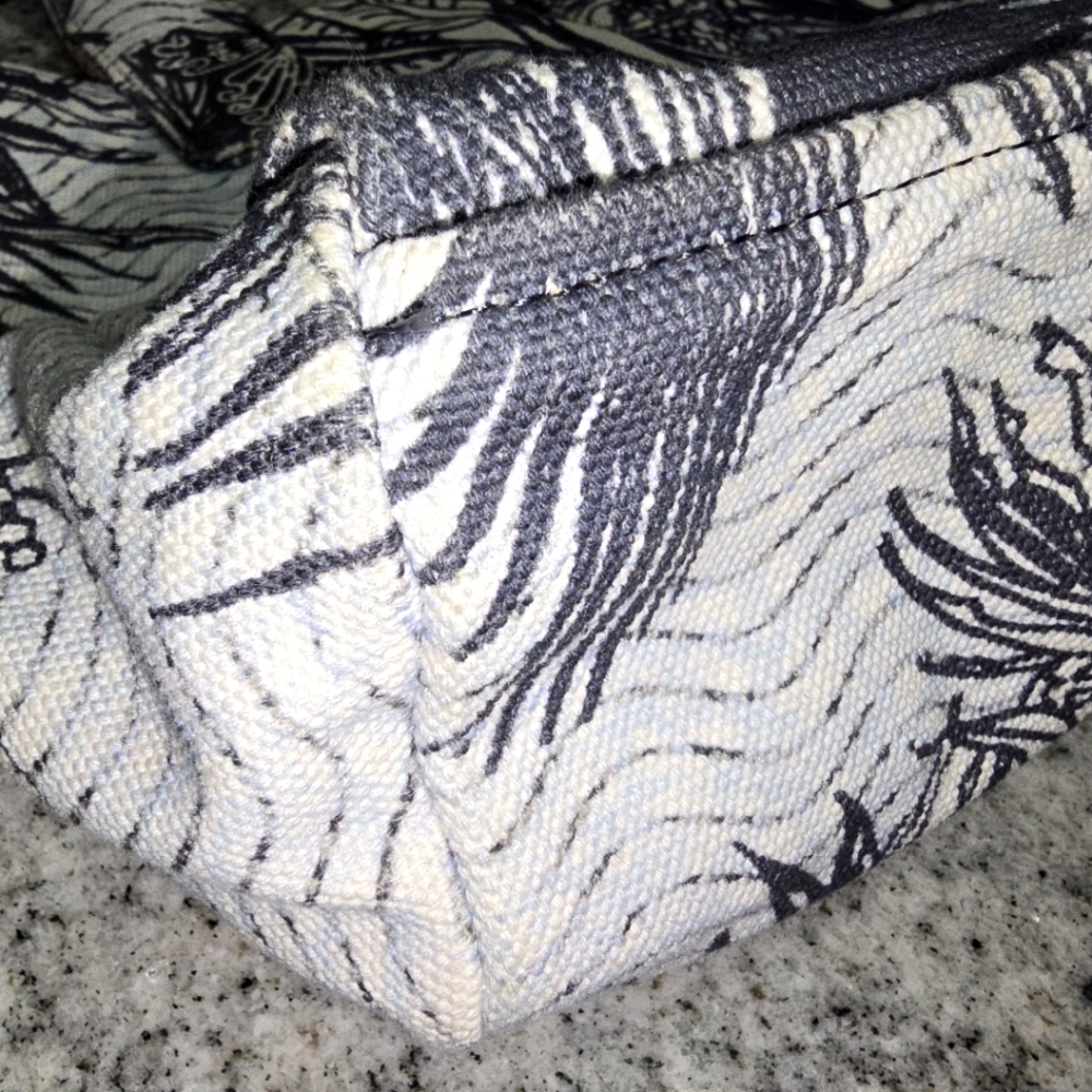 VINCE CAMUTO CANVASS TOTE BAG - Picture 10 of 10